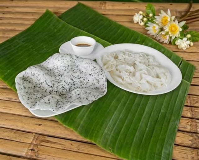 Steamed Rice Paper with Crunchy Rice Paper and Fermented Fish Sauce (Bánh Đập Chấm Mắm Nêm).