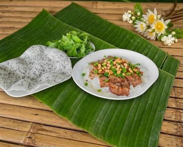 Steamed Rice Paper with Crunchy Rice Paper & BBQ Pork (Bánh Đập Thịt Nướng).