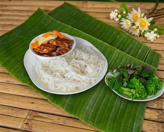 Hà Nội Style BBQ Pork with Rice Vermicelli (Bún Chả Hà Nội).
