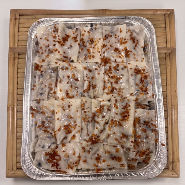 Steam rice paper with Ground Pork and Veggie (Bánh Cuốn Thịt Chả Lụa).